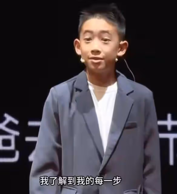 陳小春一家拜年照曝光,應采兒將小兒子當女兒養?越來越像爸爸