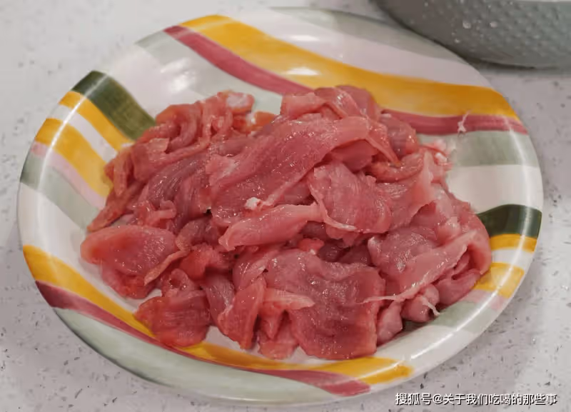 無論炒啥瘦肉，不要用鹽和料酒腌制，教你一招，肉片又香又嫩好吃