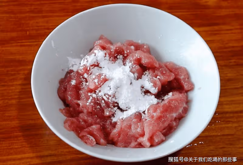 無論炒啥瘦肉，不要用鹽和料酒腌制，教你一招，肉片又香又嫩好吃