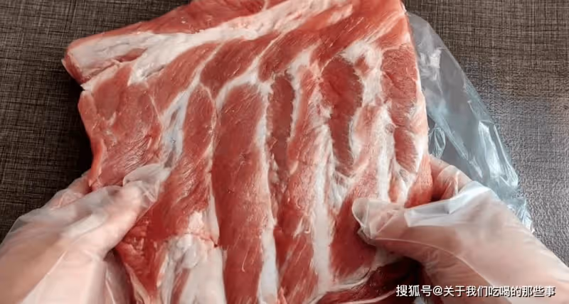 買排骨,挑「肉多」還是「肉少」的好?肉販子說出實情,建議了解