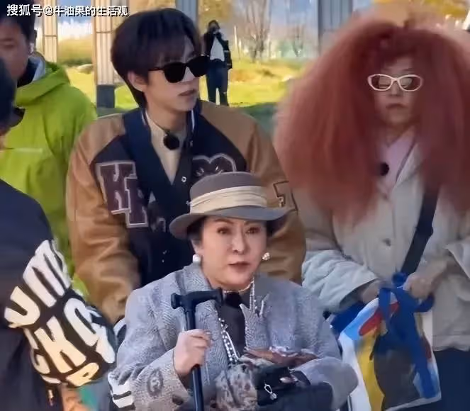 李小冉大年初四與網友互撕,回應退繁花群原因,疑內涵劉曉慶