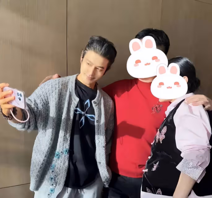 黃曉明與陳凱歌一家聚餐,56歲陳紅風韻猶存狀態佳