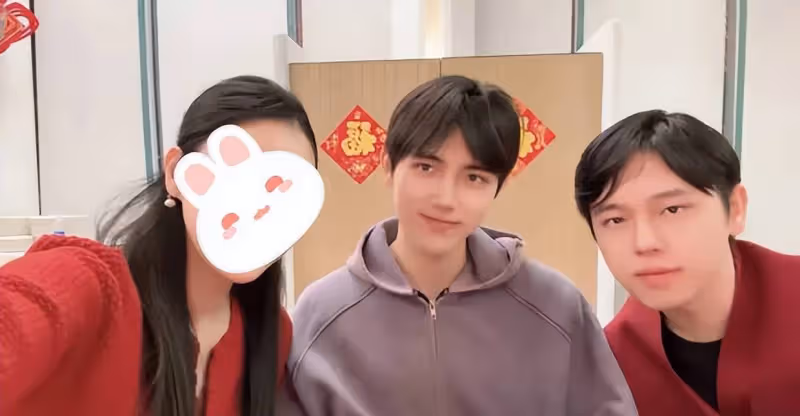 黃曉明與陳凱歌一家聚餐,56歲陳紅風韻猶存狀態佳