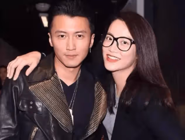 曾捧紅謝霆鋒,手握幾十個藝人前途,4個男人對她至關重要