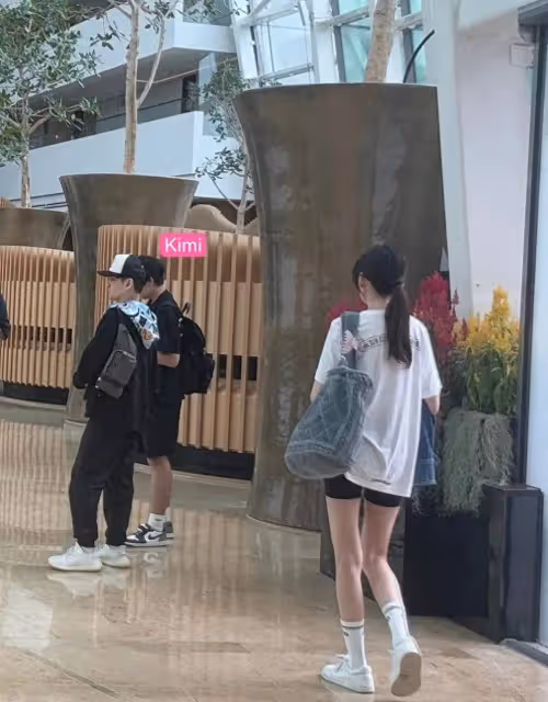 林志穎一家去新加坡度假被偶遇,陳若儀身材高挑背影似少女