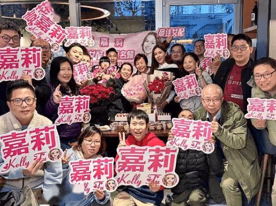 TVB新晉最佳女配傅嘉莉慶40歲生日!大量粉絲前來!與媽媽合照成焦點!