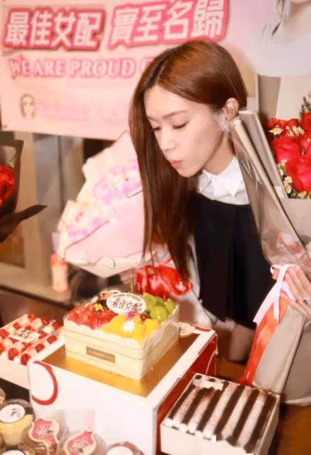 TVB新晉最佳女配傅嘉莉慶40歲生日!大量粉絲前來!與媽媽合照成焦點!