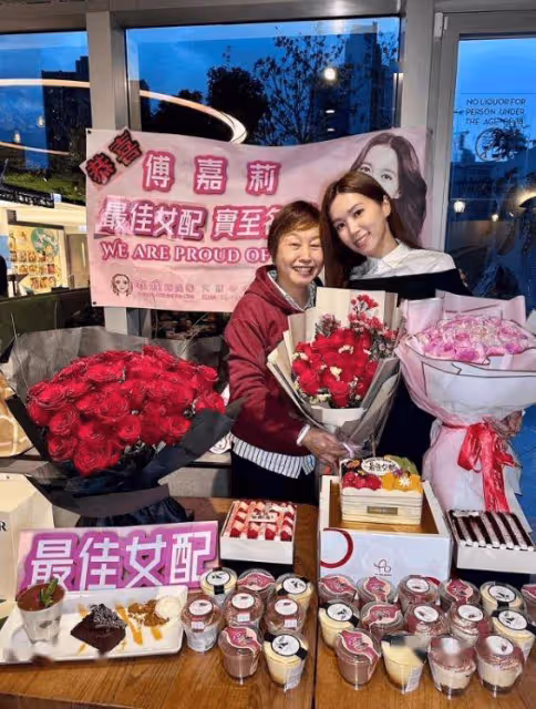 TVB新晉最佳女配傅嘉莉慶40歲生日!大量粉絲前來!與媽媽合照成焦點!