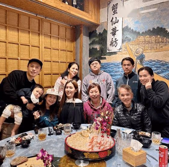 TVB新晉最佳女配傅嘉莉慶40歲生日!大量粉絲前來!與媽媽合照成焦點!