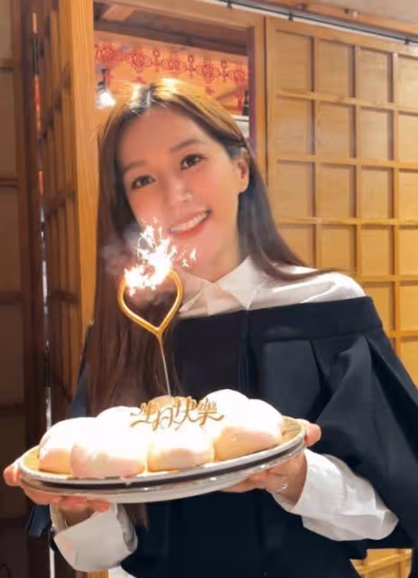 TVB新晉最佳女配傅嘉莉慶40歲生日!大量粉絲前來!與媽媽合照成焦點!