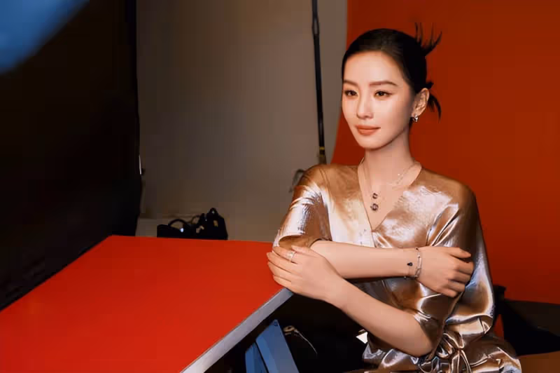 劉詩詩全新造型照曝光，身著鎏金長裙氣質優雅貴氣