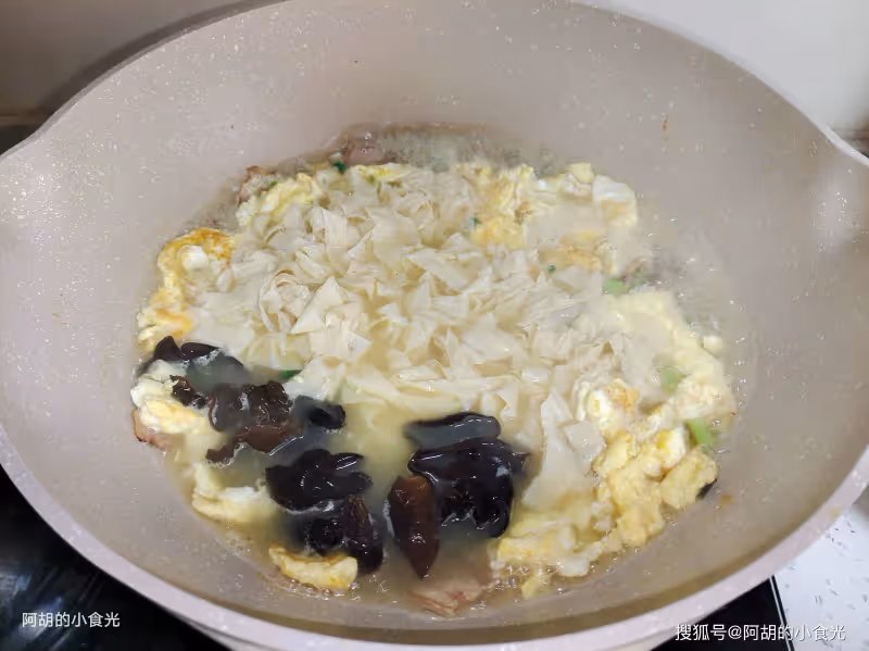 過年後這菜可以敞開吃,比大魚大肉好!食材豐富、鮮爽不油膩,上桌就被吃個精光