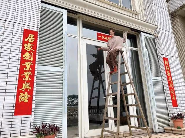 林夏薇邀請多位明星好友到家中團拜,豪宅遠望維港,可容納多人