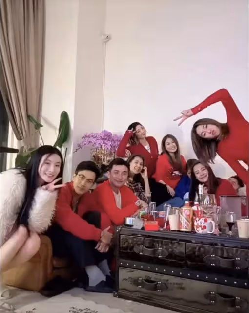 TVB視後新年組局!林峯夫婦現身,胡定欣喜慶造型引關注