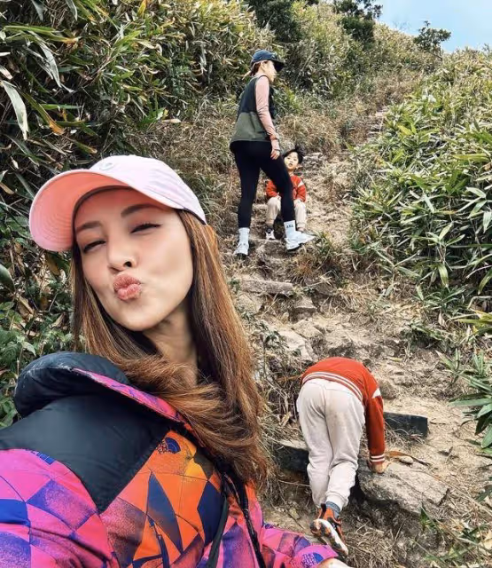 TVB視帝一家四處拜年人緣佳！已減產做奶爸，港姐妻子轉型成網紅