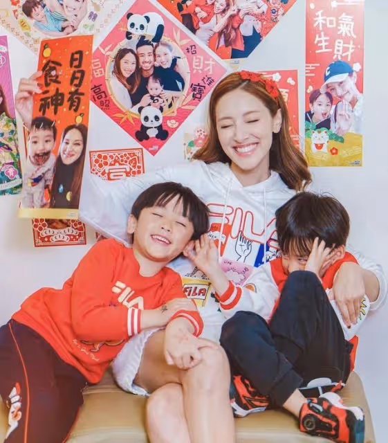 TVB視帝一家四處拜年人緣佳！已減產做奶爸，港姐妻子轉型成網紅