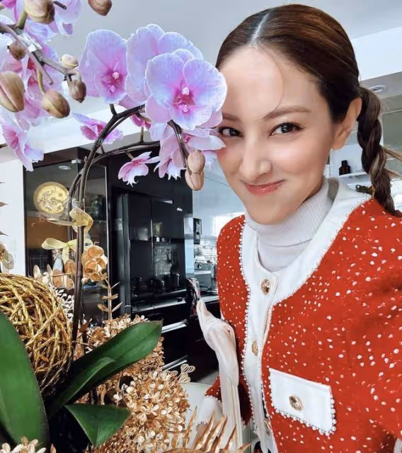 TVB視帝一家四處拜年人緣佳!已減產做奶爸,港姐妻子轉型成網紅