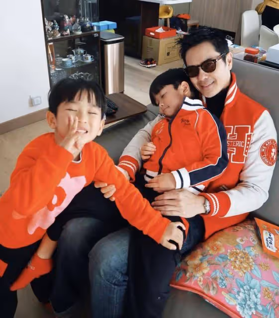 TVB視帝一家四處拜年人緣佳!已減產做奶爸,港姐妻子轉型成網紅