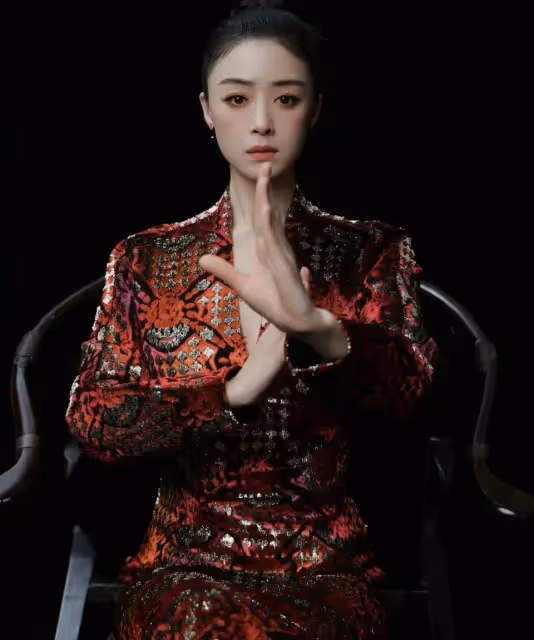 蔣欣大年初五再營業，曬出中式寫真照，果然人瘦了之後就更自信了