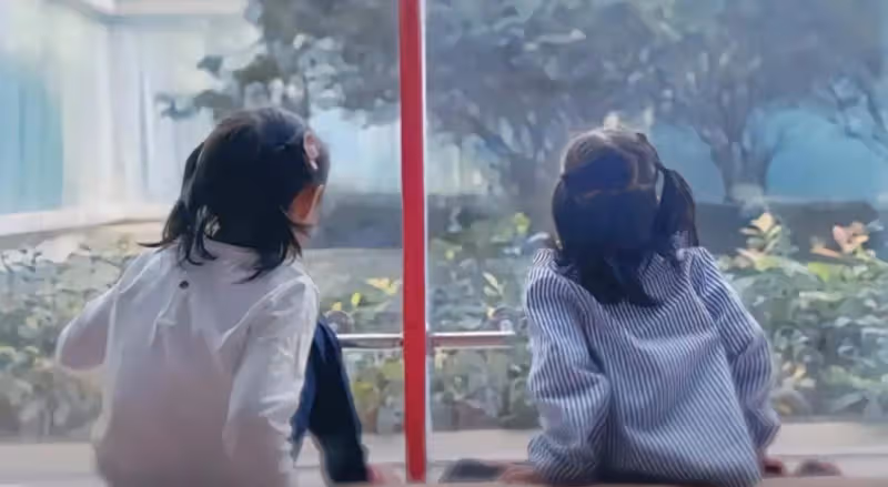張傑夫婦香港為雙胞胎女兒慶7歲生日,謝娜摟著女兒拍照,好幸福