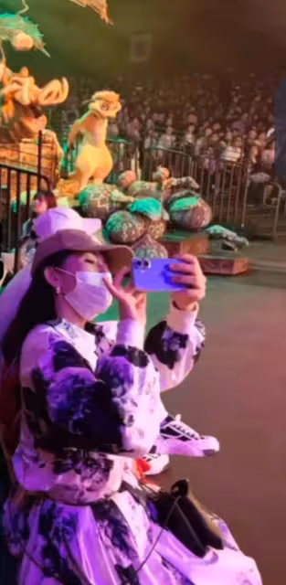 張傑夫婦香港為雙胞胎女兒慶7歲生日,謝娜摟著女兒拍照,好幸福