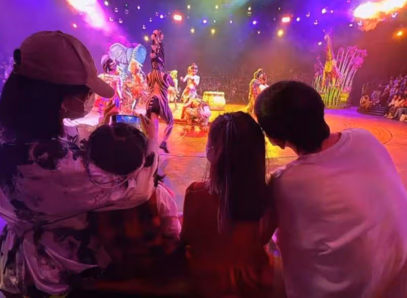 張傑夫婦香港為雙胞胎女兒慶7歲生日,謝娜摟著女兒拍照,好幸福
