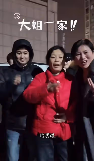 岳雲鵬初四回河南老家,請全家人看電影!弟弟首露面,長的像小岳