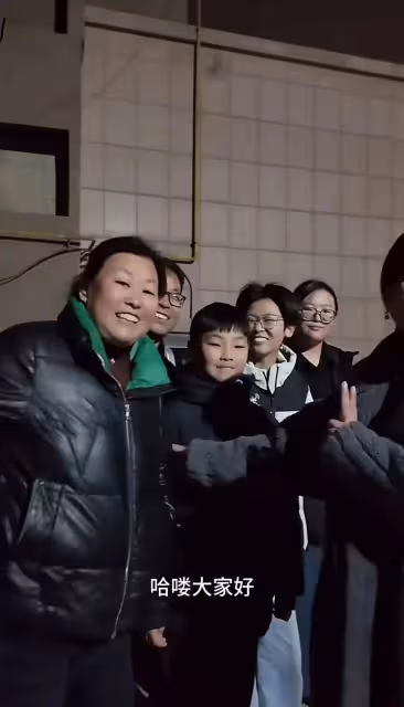 岳雲鵬初四回河南老家,請全家人看電影!弟弟首露面,長的像小岳