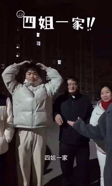 岳雲鵬初四回河南老家,請全家人看電影!弟弟首露面,長的像小岳