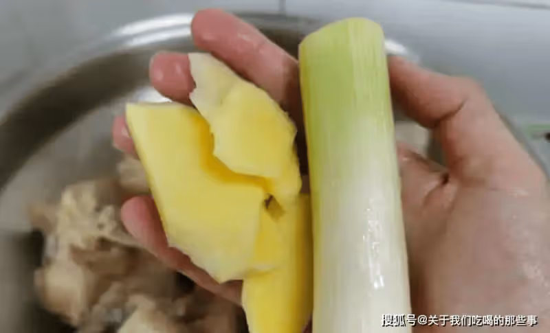 燉羊肉，切記放「1白2黃」，羊肉鮮嫩軟爛，湯濃味道鮮，沒膻味