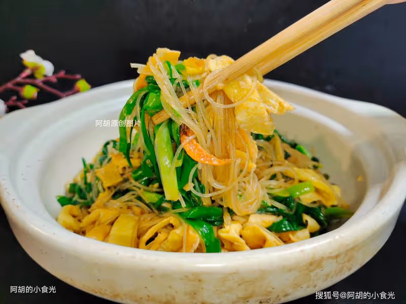 立春後這菜使勁吃,頭茬比肉香!拌一個解膩小菜,滿口新鮮好味道,上桌就是搶手菜
