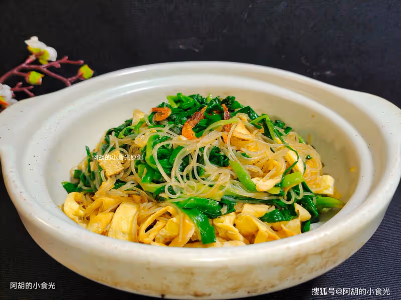 立春後這菜使勁吃,頭茬比肉香!拌一個解膩小菜,滿口新鮮好味道,上桌就是搶手菜