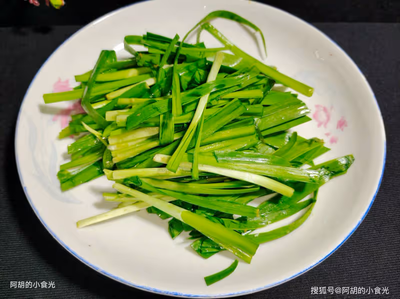 立春後這菜使勁吃,頭茬比肉香!拌一個解膩小菜,滿口新鮮好味道,上桌就是搶手菜