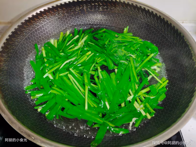 立春後這菜使勁吃,頭茬比肉香!拌一個解膩小菜,滿口新鮮好味道,上桌就是搶手菜