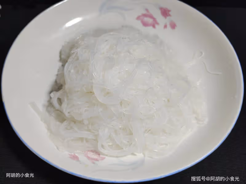 立春後這菜使勁吃,頭茬比肉香!拌一個解膩小菜,滿口新鮮好味道,上桌就是搶手菜