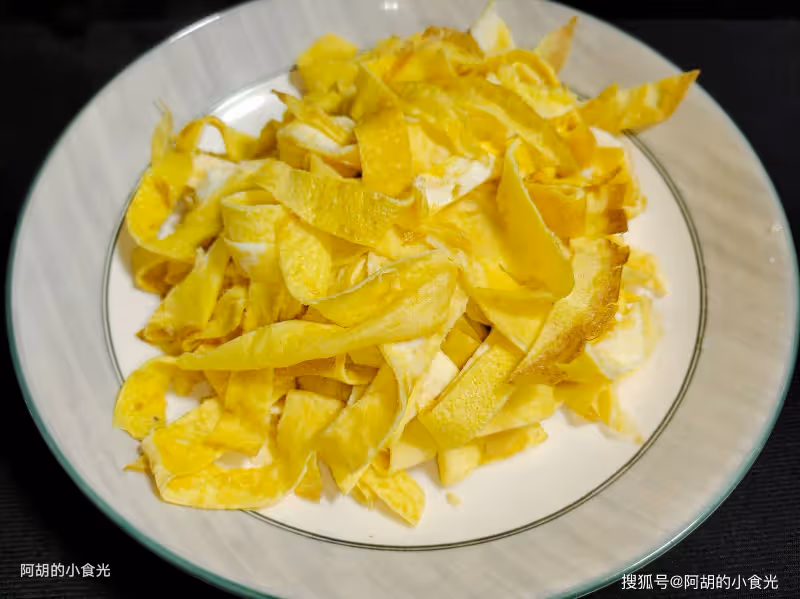 立春後這菜使勁吃,頭茬比肉香!拌一個解膩小菜,滿口新鮮好味道,上桌就是搶手菜