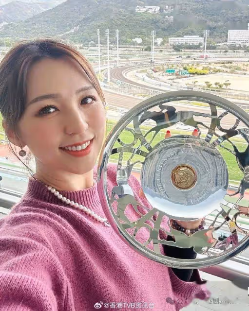 前TVB小花貴婦LOOK現身馬場 威風拉頭馬贏得420萬獎金