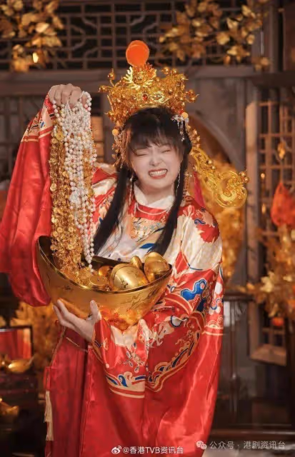 前TVB小花貴婦LOOK現身馬場 威風拉頭馬贏得420萬獎金