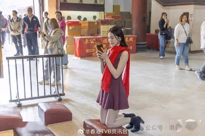 TVB長腿小花到車公廟祈福求籤得上籤:今年有運行
