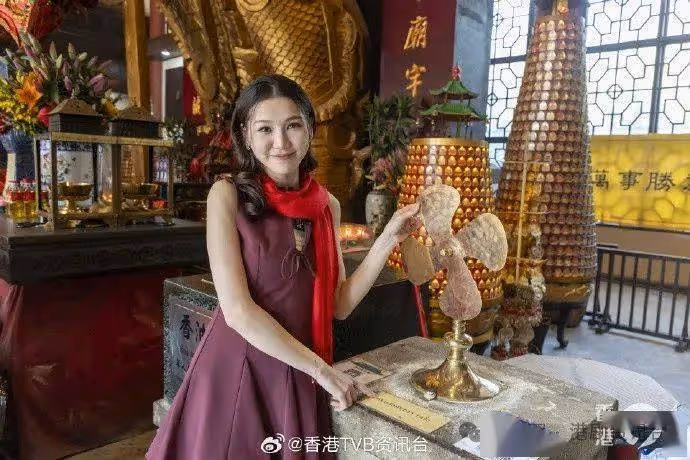 TVB長腿小花到車公廟祈福求籤得上籤:今年有運行