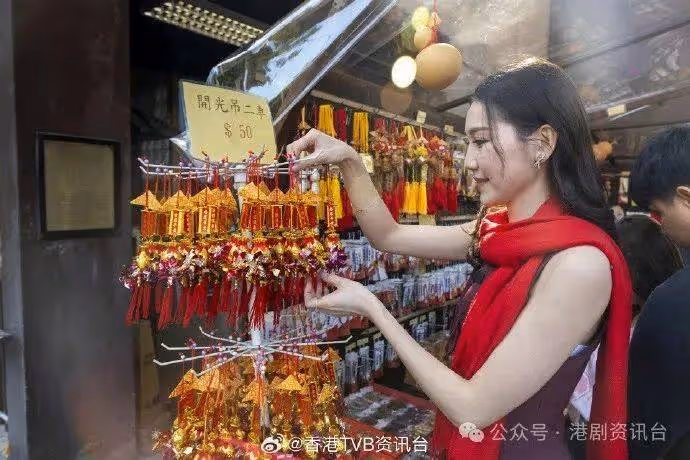 TVB長腿小花到車公廟祈福求籤得上籤:今年有運行
