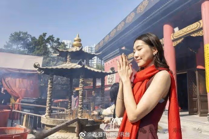 TVB長腿小花到車公廟祈福求籤得上籤:今年有運行