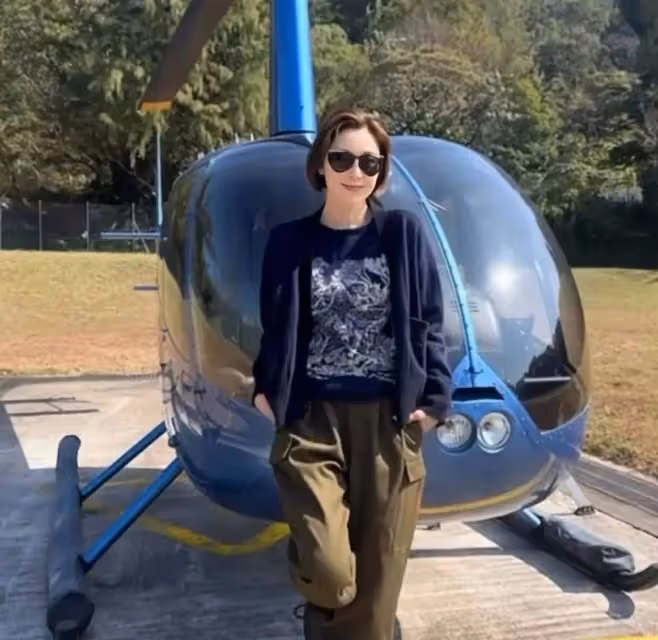 帥氣!TVB前「凍齡女神」張玉珊開直升機慶新年,幾十年狀態未變但拒絕復出