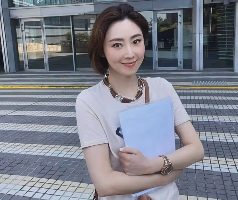 帥氣!TVB前「凍齡女神」張玉珊開直升機慶新年,幾十年狀態未變但拒絕復出