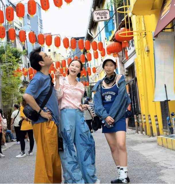 TVB藝人女兒罕見曝光,被贊越大越靚!與丈夫結婚10幾年未領證