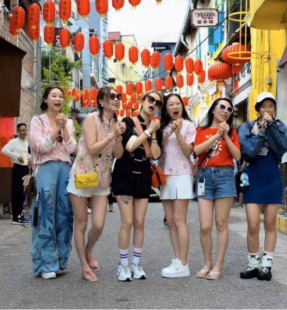 TVB藝人女兒罕見曝光,被贊越大越靚!與丈夫結婚10幾年未領證