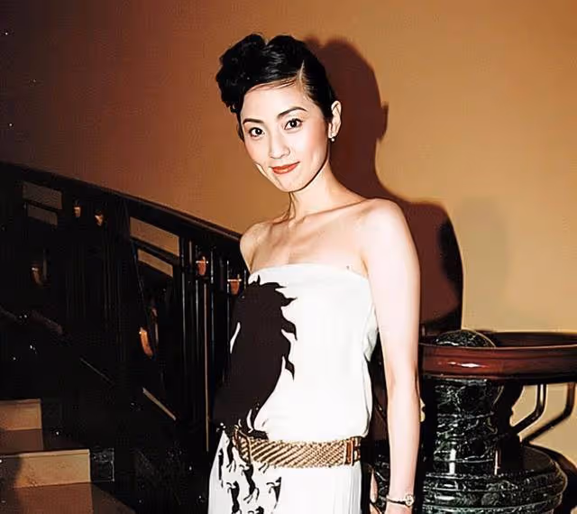 香港知名女星開直升機慶新年,退圈轉行從商,狀態凍齡拒絕復出