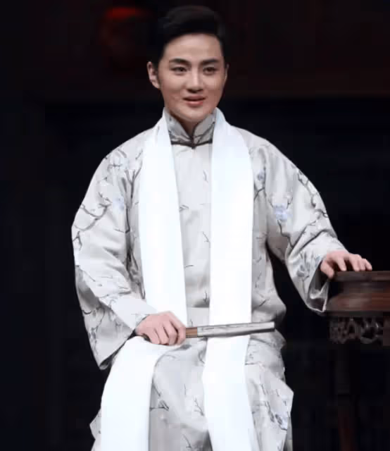 余少群:16年前被陳凱歌捧紅,32歲經歷喪父之痛,今41歲不婚不育