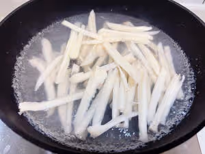 沒有一節藕能活著走出湖北——湖北名菜麻辣鮮香的【干煸藕絲】【家常菜系列10】
