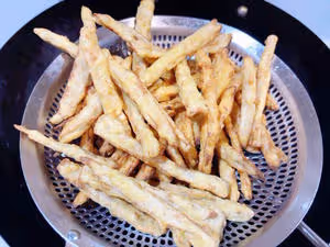 沒有一節藕能活著走出湖北——湖北名菜麻辣鮮香的【干煸藕絲】【家常菜系列10】